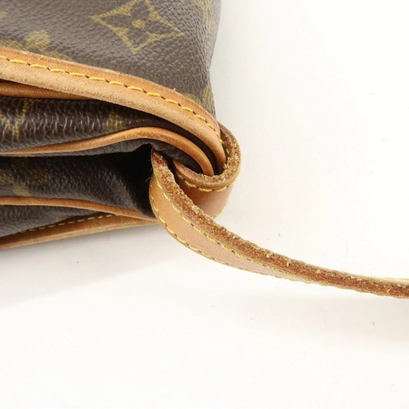 LOUIS VUITTON Monogram Saumur 30 Crossbody - Picture 7 of 12